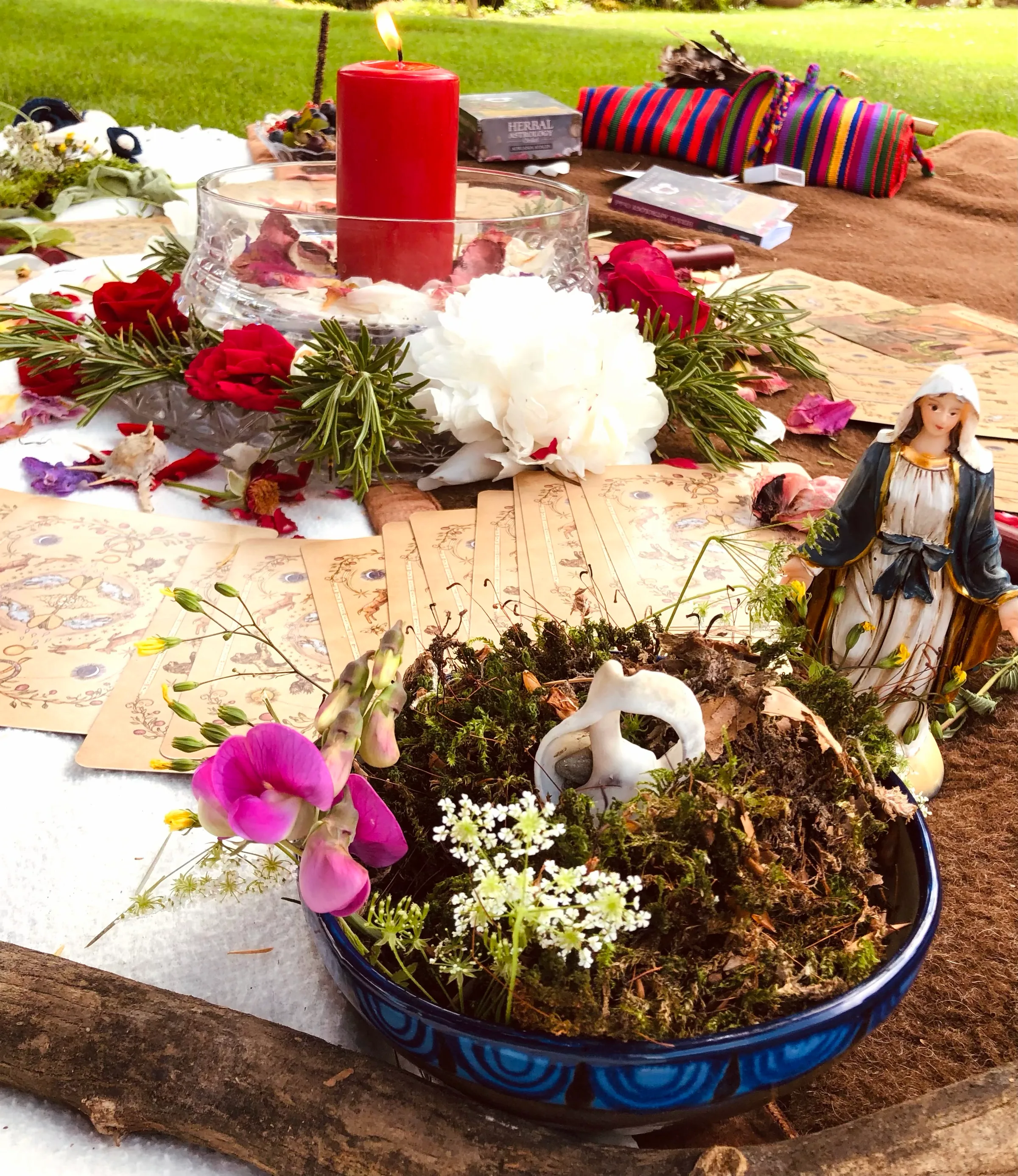Zeremonieller Altar mit Blumen, Kerzen und Moos