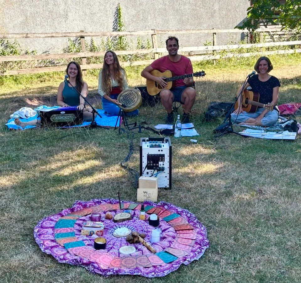 Gemeinsamer Kreis mit Gitarren und Mandala im Garten