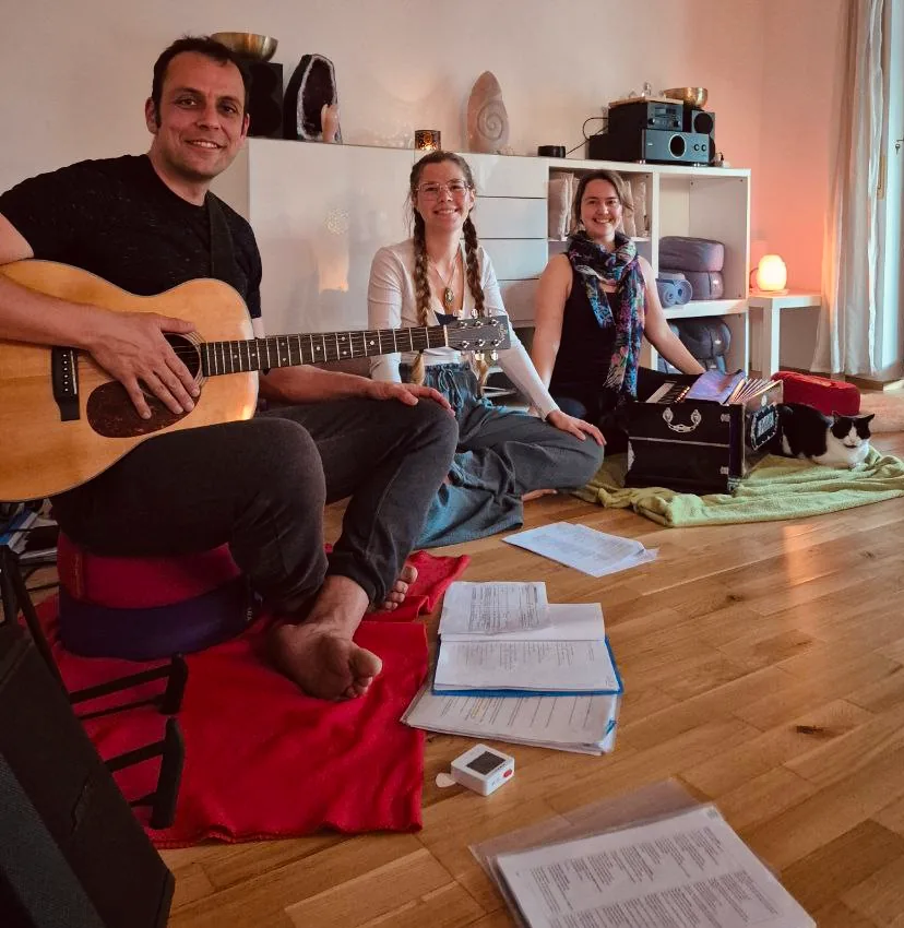 Gemeinsames Singen mit Gitarre bei einem Gruppenabend