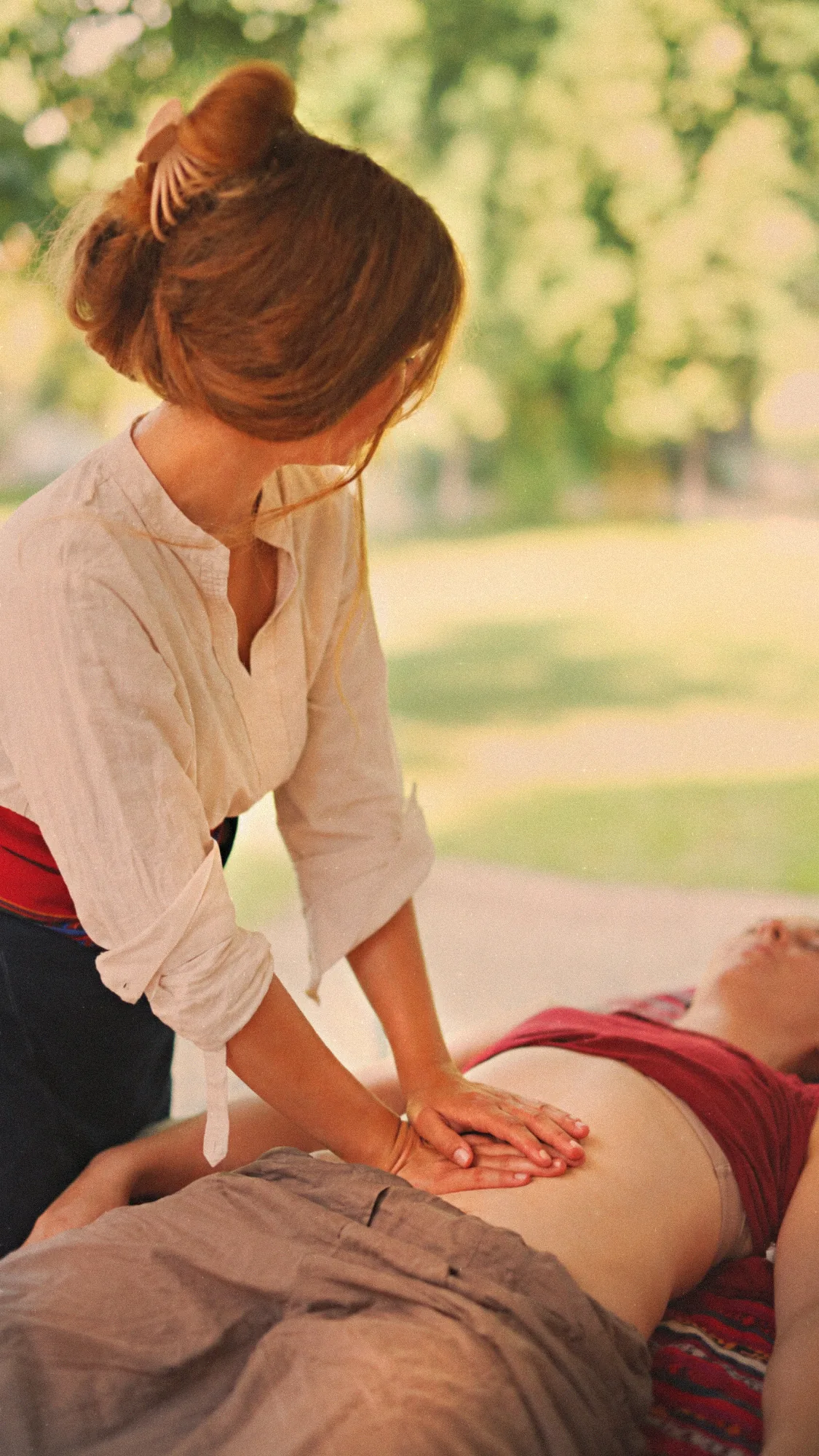 Anna bei einer Mayan Abdominal Massage im Freien