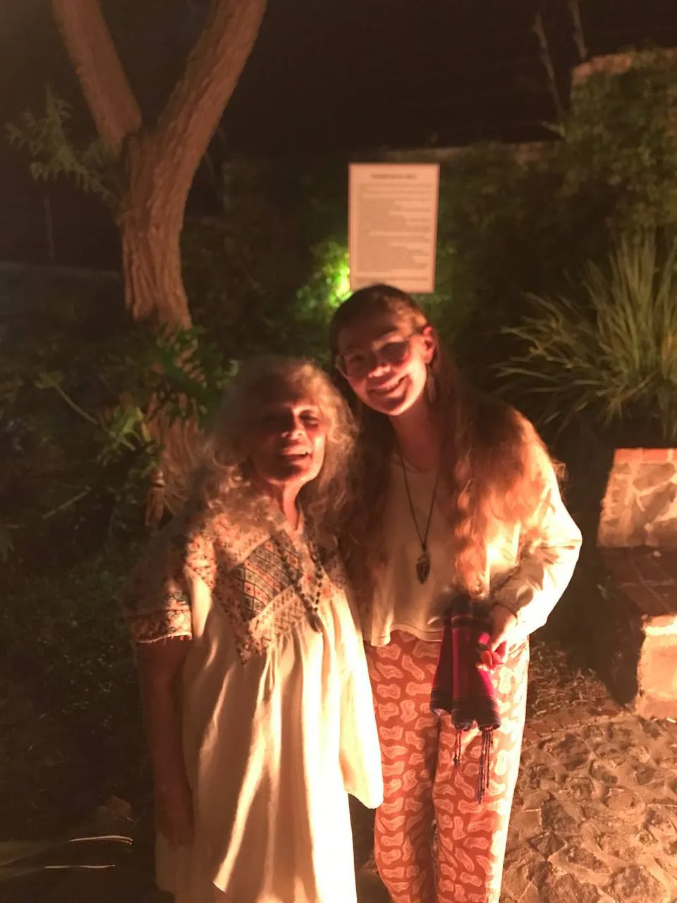 Anna mit einer Teilnehmerin bei einer abendlichen Zeremonie